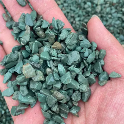 Chlorolite is obtained from zeolite ore by high temperature sintering and dehydration treatment.